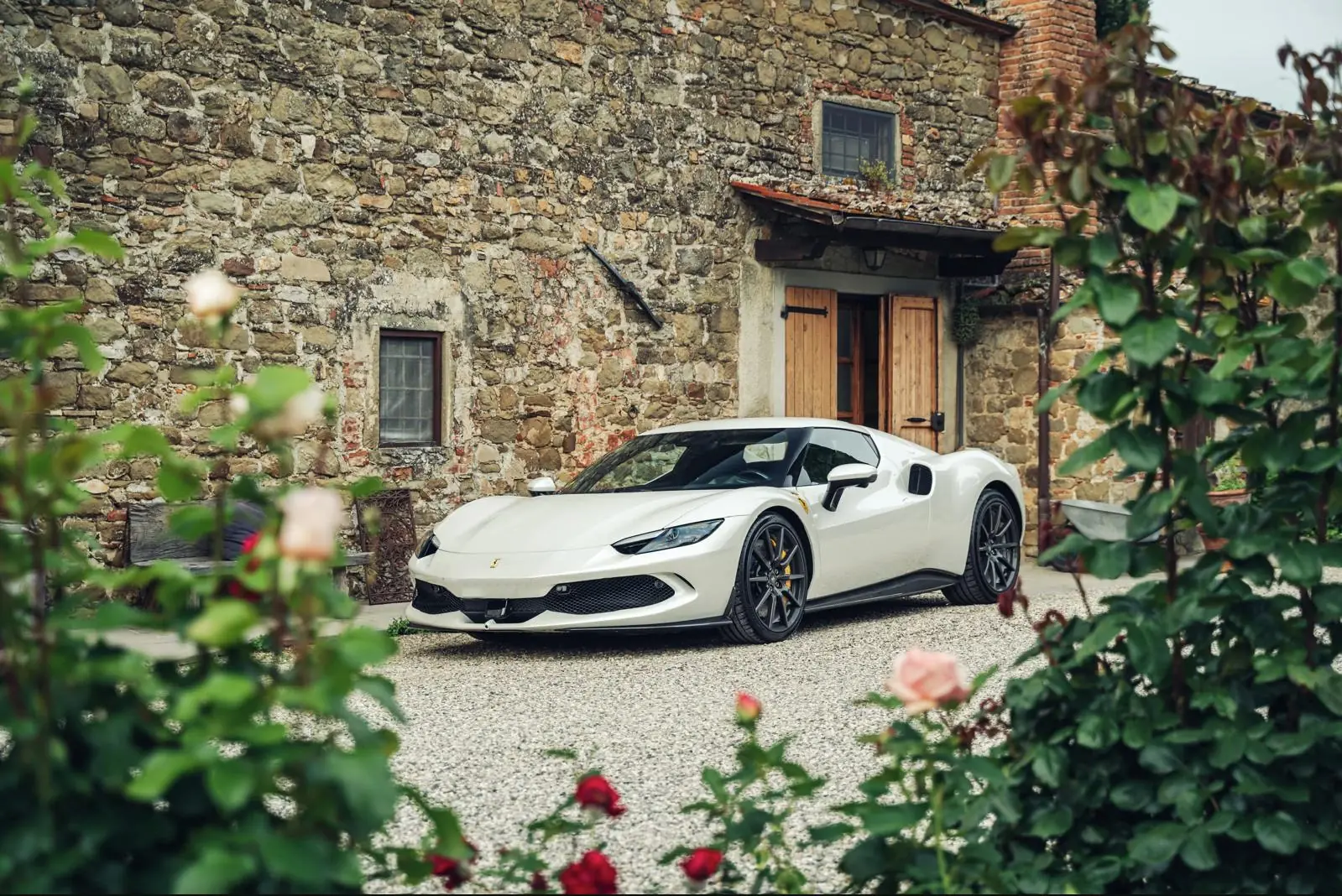 Ferrari 296 GTB 2024 — Hypercar hybride rechargeable, 830 ch, quasi neuf — Außenansicht