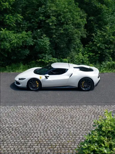Ferrari 296 GTB 2024 — Hypercar hybride rechargeable, 830 ch, quasi neuf — Innenraum