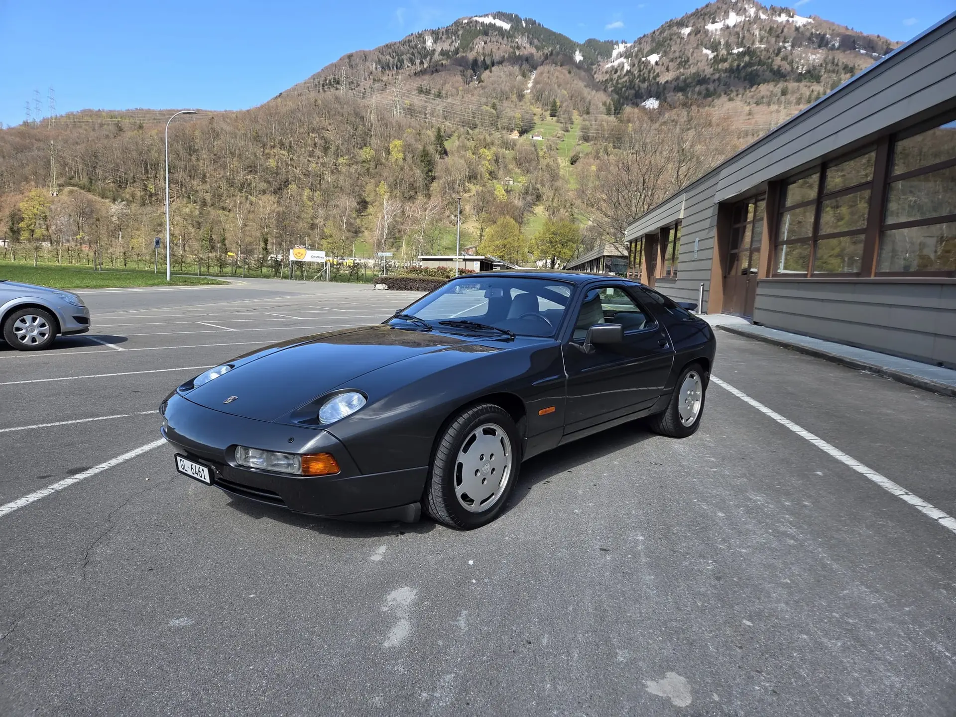 Porsche 928 S4 — Coupé sportif de légende, fraîchement homologué vétéran — vista esterna