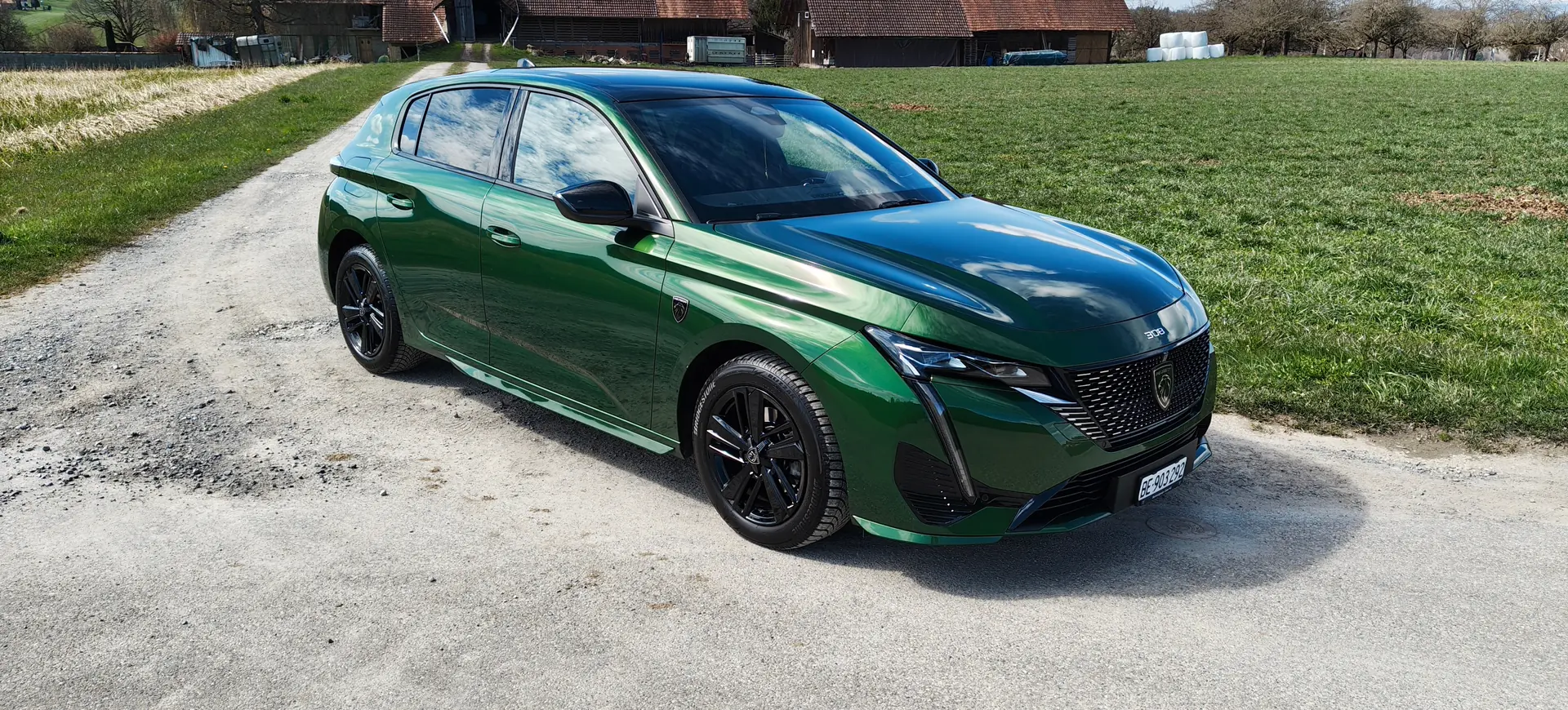 Peugeot 308 1.2 PureTech GT — Élégance verte, 75000 km, équipement premium — vue extérieure