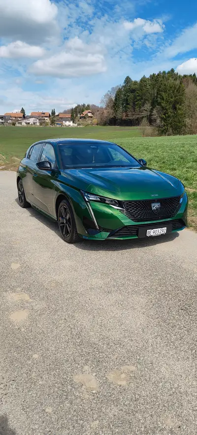 Peugeot 308 1.2 PureTech GT — Élégance verte, 75000 km, équipement premium — intérieur