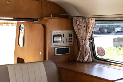 VW T1 Bus Camping Ausbau 1963 — Légendaire Combi aménagé, 50'350 km authentiques — Miniatura 16