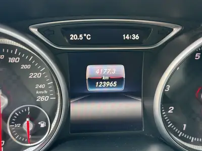 Mercedes-Benz A 180 AMG Line — Compacte sportive, entretien complet, sans sinistre — Thumbnail 11