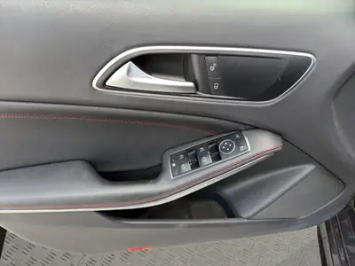 Mercedes-Benz A 180 AMG Line — Compacte sportive, entretien complet, sans sinistre — Thumbnail 12