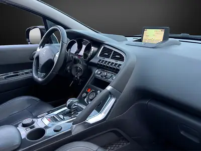 Peugeot 3008 Hybrid4 2.0 HDi — SUV hybride diesel performant, service récent — Thumbnail 10