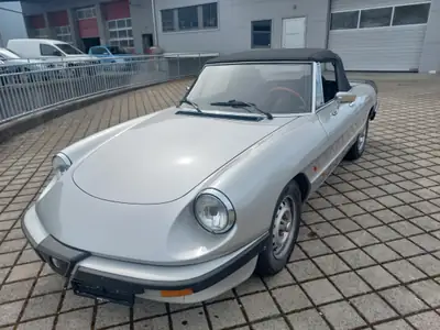 Alfa Romeo Spider 2.0 Veloce 1984 — Cabriolet de légende, statut vétéran — fianco