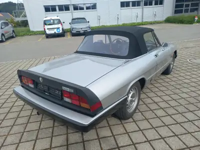 Alfa Romeo Spider 2.0 Veloce 1984 — Cabriolet de légende, statut vétéran — Miniatura 7