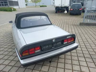 Alfa Romeo Spider 2.0 Veloce 1984 — Cabriolet de légende, statut vétéran — Miniatura 8