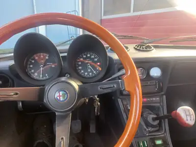 Alfa Romeo Spider 2.0 Veloce 1984 — Cabriolet de légende, statut vétéran — Miniatura 10