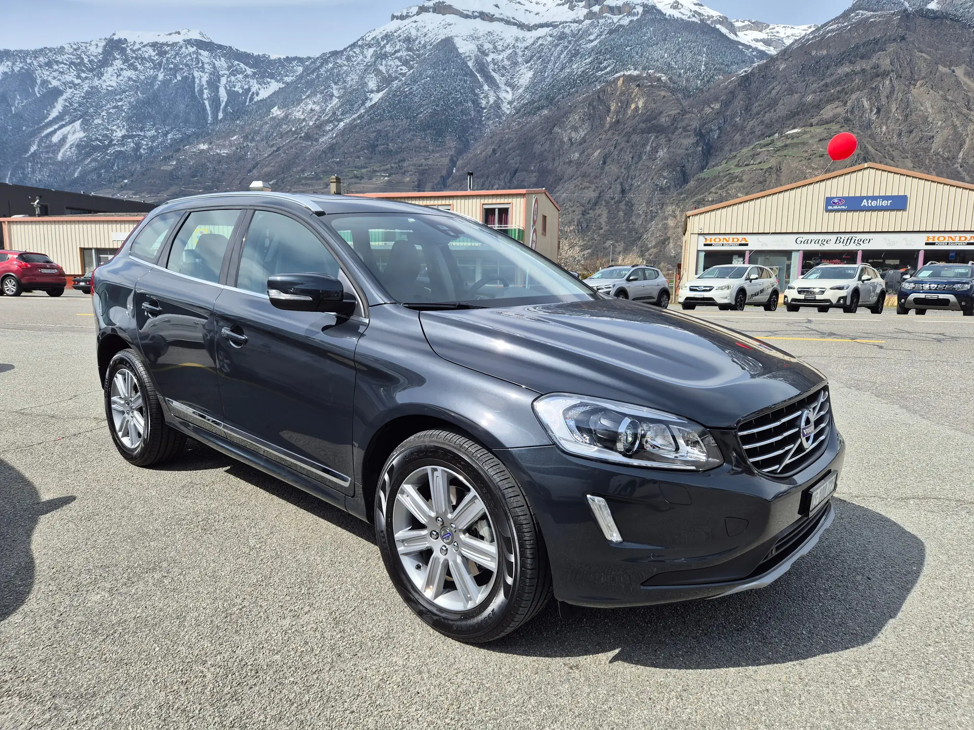 Volvo XC60 T5 AWD Momentum — SUV suédois premium, 25'000 km seulement — vista esterna