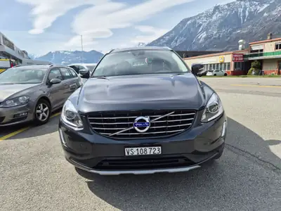 Volvo XC60 T5 AWD Momentum — SUV suédois premium, 25'000 km seulement — fianco