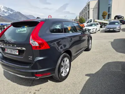 Volvo XC60 T5 AWD Momentum — SUV suédois premium, 25'000 km seulement — vista posteriore