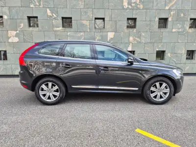 Volvo XC60 T5 AWD Momentum — SUV suédois premium, 25'000 km seulement — dettaglio