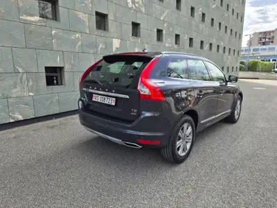 Volvo XC60 T5 AWD Momentum — SUV suédois premium, 25'000 km seulement — cruscotto