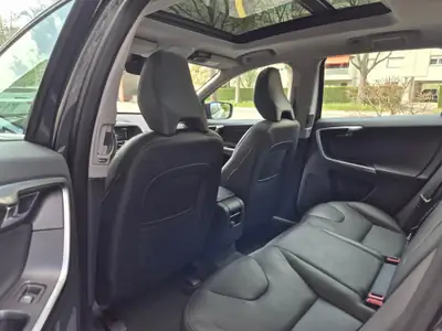 Volvo XC60 T5 AWD Momentum — SUV suédois premium, 25'000 km seulement — Miniatura 9