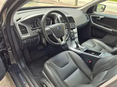 Volvo XC60 T5 AWD Momentum — SUV suédois premium, 25'000 km seulement — Miniatura 7