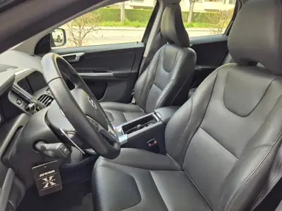 Volvo XC60 T5 AWD Momentum — SUV suédois premium, 25'000 km seulement — Miniatura 8