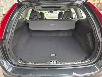 Volvo XC60 T5 AWD Momentum — SUV suédois premium, 25'000 km seulement — Miniatura 12