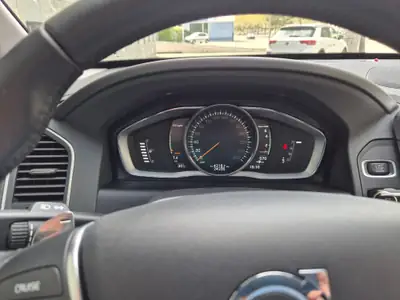 Volvo XC60 T5 AWD Momentum — SUV suédois premium, 25'000 km seulement — Miniatura 13