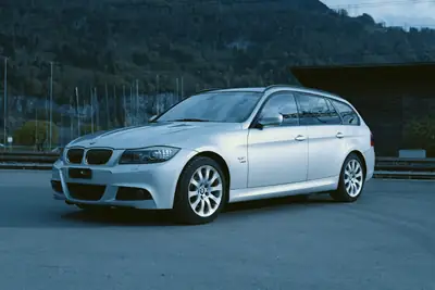 BMW 330i xDrive Touring Steptronic — Break dynamique, 272 ch et transmission automatique — vista esterna