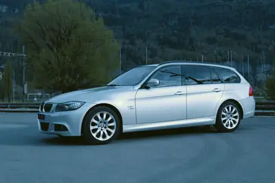 BMW 330i xDrive Touring Steptronic — Break dynamique, 272 ch et transmission automatique — fianco