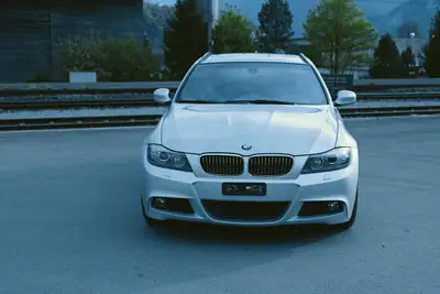 BMW 330i xDrive Touring Steptronic — Break dynamique, 272 ch et transmission automatique — vista posteriore