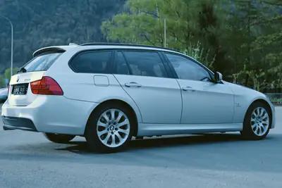 BMW 330i xDrive Touring Steptronic — Break dynamique, 272 ch et transmission automatique — Miniatura 10