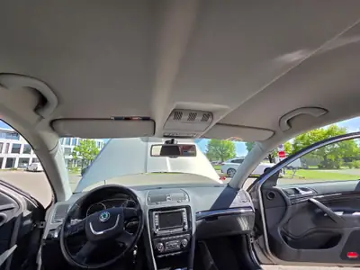Skoda Octavia 1.8 TSI Laurin & Klement — Berline polyvalente, première main, entretien impeccable — Miniature 9