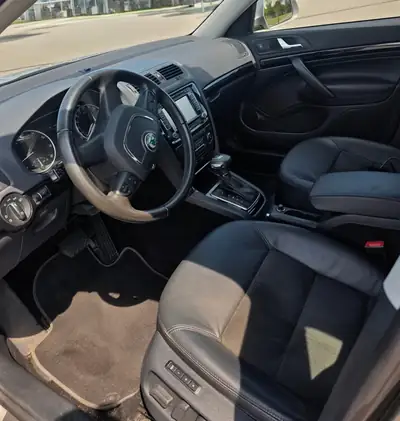 Skoda Octavia 1.8 TSI Laurin & Klement — Berline polyvalente, première main, entretien impeccable — Miniature 13