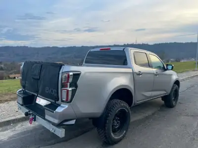 Isuzu D-Max 4x4 — Pick-up aventurier avec suspension Oldman Emu et faible kilométrage — côté