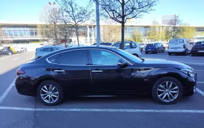 INFINITI Q70 2.2d Premium Executive — Berline de prestige, diesel économe, 205'000 km — fianco