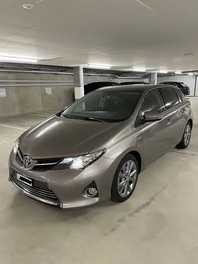 Toyota Auris 1.8 HSD Linea Sol — Berline hybride écologique, entretien frais — vue extérieure