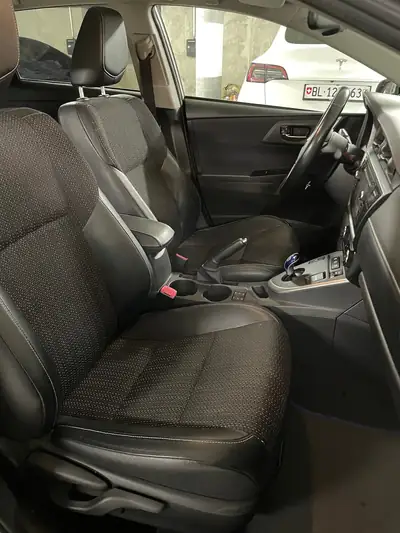 Toyota Auris 1.8 HSD Linea Sol — Berline hybride écologique, entretien frais — Miniature 12