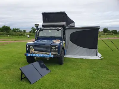 Land Rover Defender 110 SW — Véhicule d'expédition tout-terrain avec équipements de camping — arrière