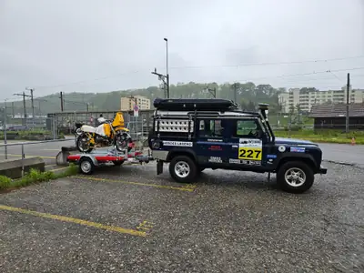 Land Rover Defender 110 SW — Véhicule d'expédition tout-terrain avec équipements de camping — côté
