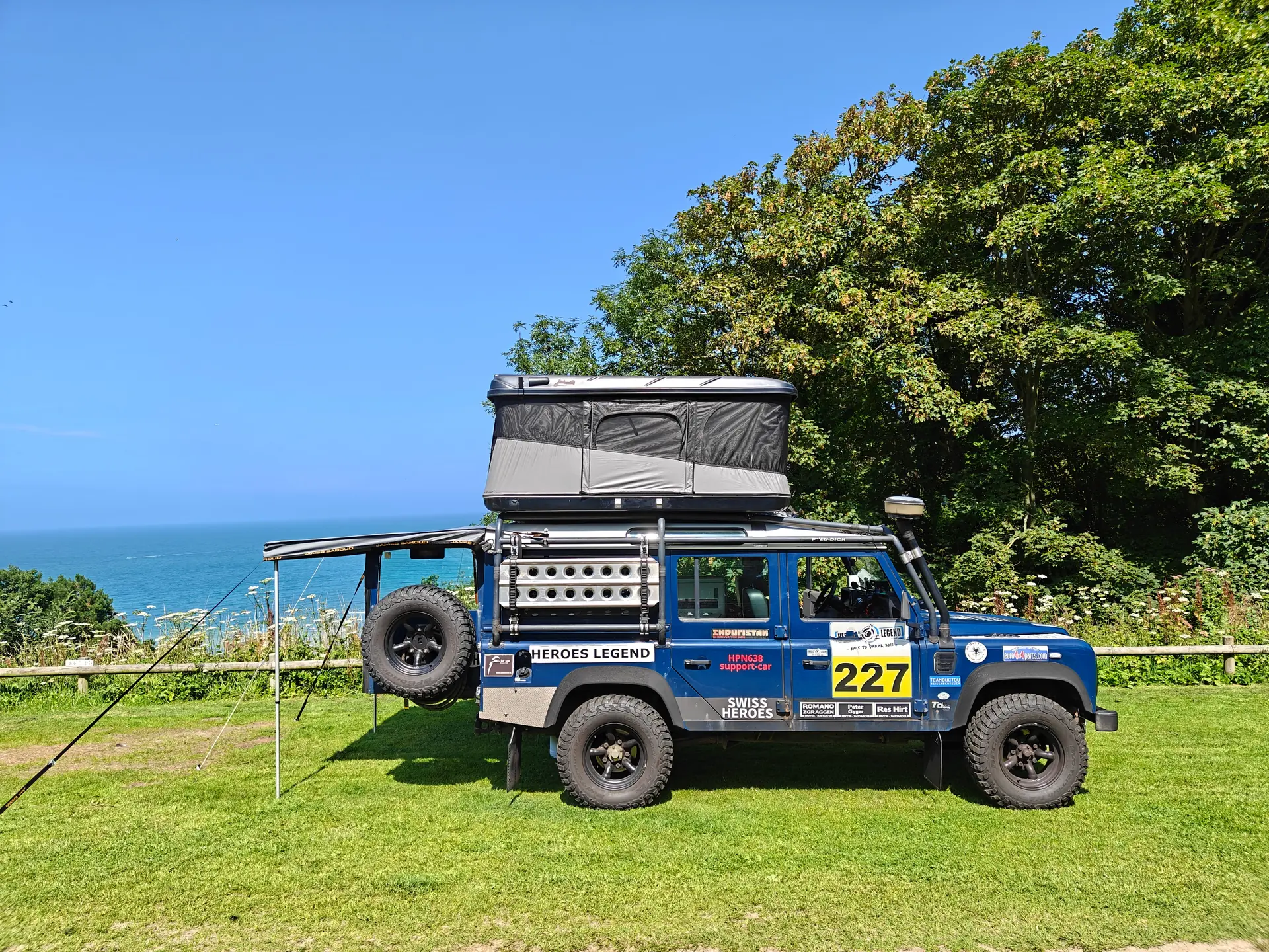 Land Rover Defender 110 SW — Véhicule d'expédition tout-terrain avec équipements de camping — Außenansicht