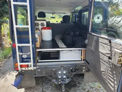 Land Rover Defender 110 SW — Véhicule d'expédition tout-terrain avec équipements de camping — intérieur