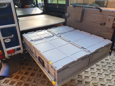 Land Rover Defender 110 SW — Véhicule d'expédition tout-terrain avec équipements de camping — tableau de bord