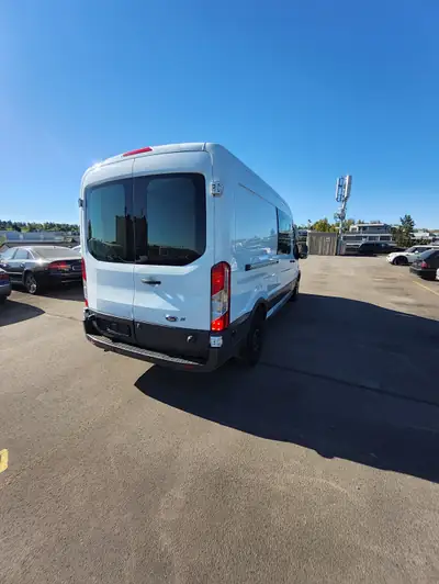 Ford Transit Van 350 L3 — Utilitaire fiable, frais révisé, prêt au travail — intérieur