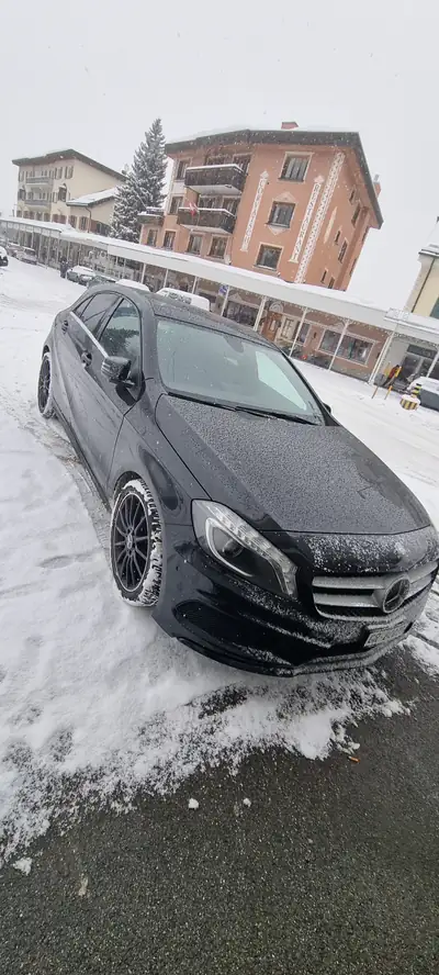 Mercedes-Benz A 250 AMG Line 4Matic — Berline compacte sportive, 4×4 performant — side view