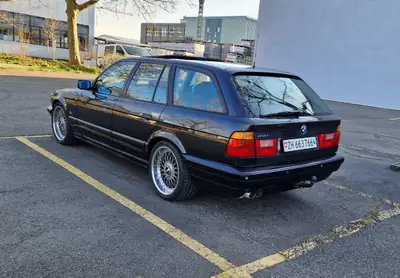 BMW 540i V8 Touring — Berline familiale prestigieuse, motorisation V8 performante — vue extérieure