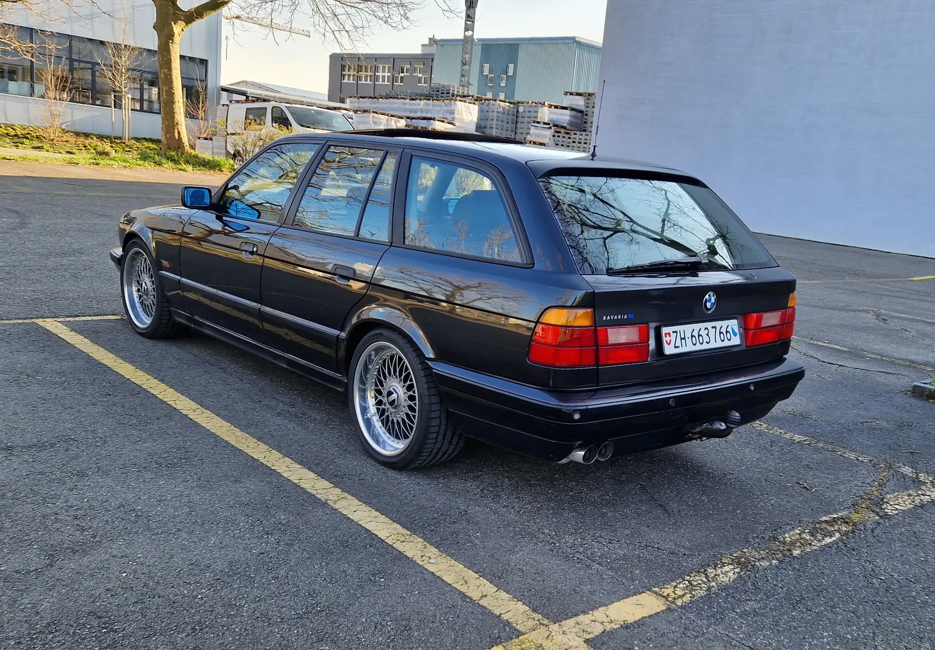 BMW 540i V8 Touring — Berline familiale prestigieuse, motorisation V8 performante — vue extérieure
