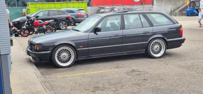 BMW 540i V8 Touring — Berline familiale prestigieuse, motorisation V8 performante — côté