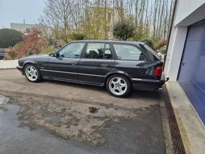 BMW 540i V8 Touring — Berline familiale prestigieuse, motorisation V8 performante — détail