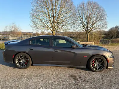 Dodge Charger SRT V8 — Muscle car américain 492 ch, état impeccable — vista posteriore