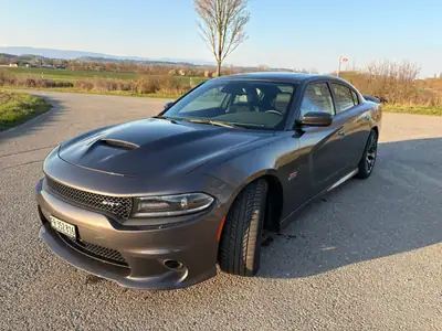 Dodge Charger SRT V8 — Muscle car américain 492 ch, état impeccable — vista esterna