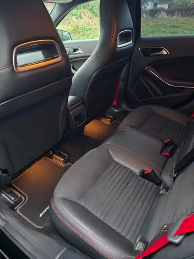 Mercedes-Benz A 45 AMG 4Matic — 381 ch, performance et élégance sportive — Heckansicht