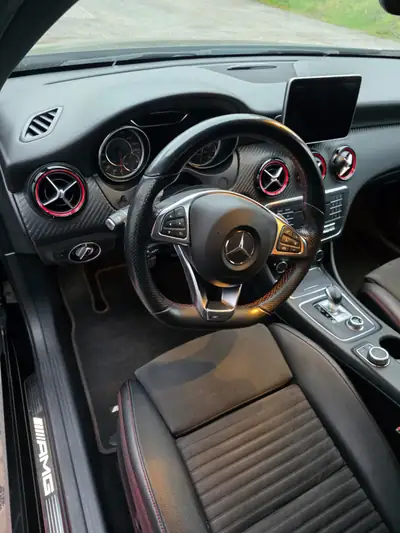 Mercedes-Benz A 45 AMG 4Matic — 381 ch, performance et élégance sportive — Seitenansicht