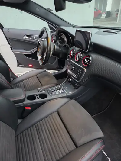 Mercedes-Benz A 45 AMG 4Matic — 381 ch, performance et élégance sportive — Innenraum