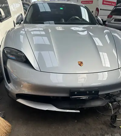 Porsche Taycan 4 Cross Turismo — Électrique sportif, 476 ch, batterie à remplacer — vue extérieure